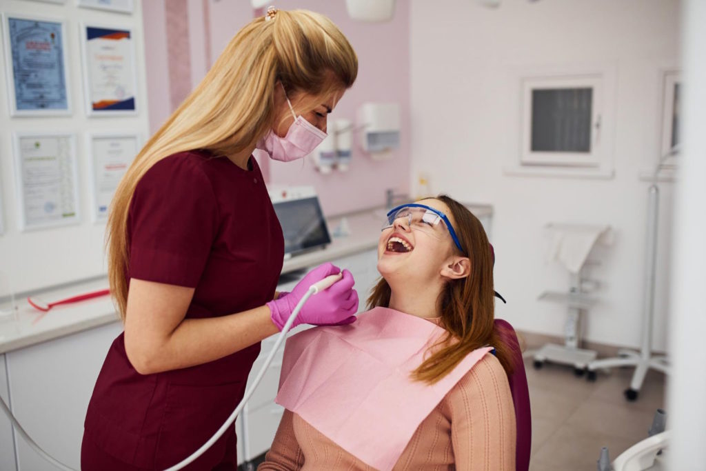 Terapia kanałowa, znana również jako endodoncja, to procedura stomatologiczna, która ma na celu uratowanie zniszczonych zębów poprzez eliminację infekcji wewnątrz korzenia