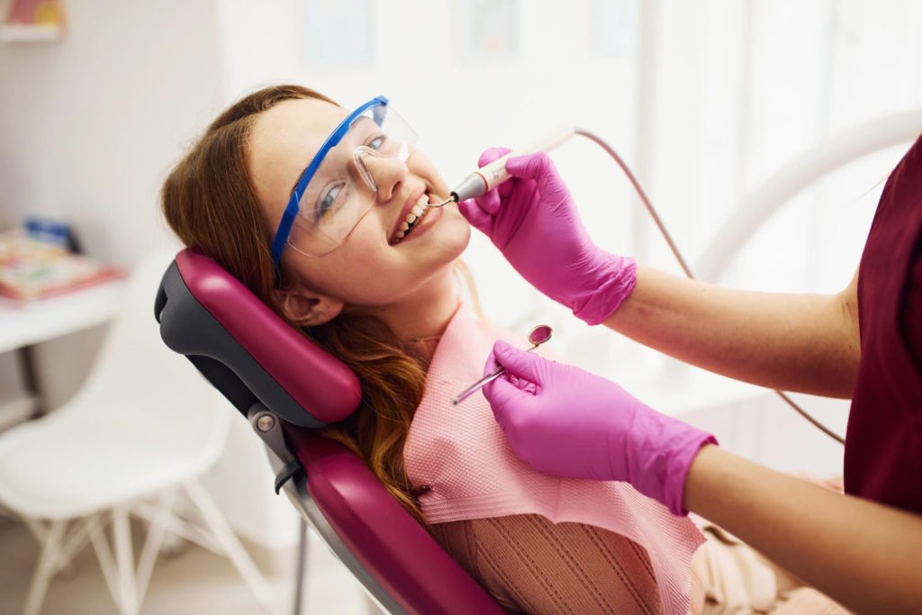 Terapia kanałowa, znana również jako endodoncja, to procedura stomatologiczna, która ma na celu uratowanie zniszczonych zębów poprzez eliminację infekcji wewnątrz korzenia