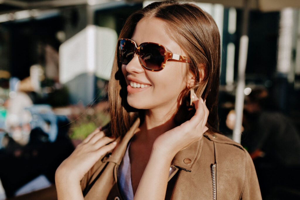 Wybierając okulary przeciwsłoneczne Versace, warto wiedzieć, jak o nie dbać, aby cieszyć się nimi jak najdłużej