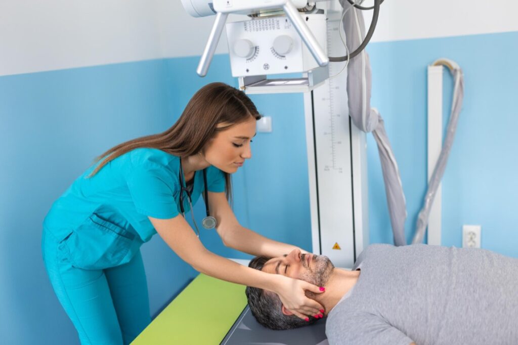 Praca w zawodzie medycznym łączy się z ogromną odpowiedzialnością, zarówno wobec pacjenta, jak i całego systemu zdrowia