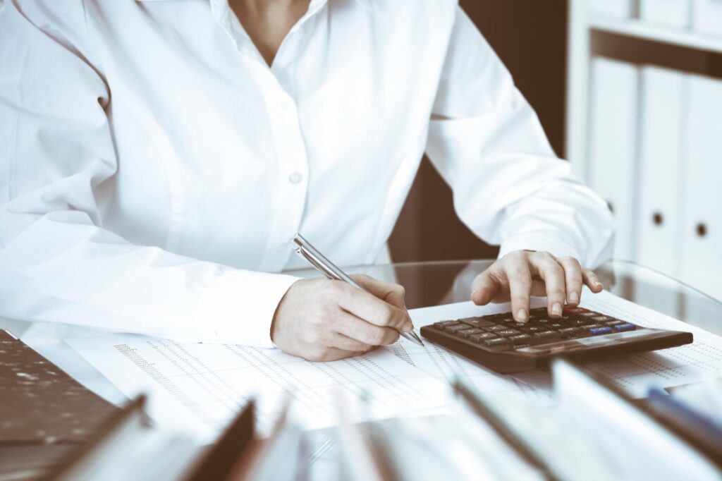 W ostatnich latach rynek usług księgowych doświadcza dynamicznych zmian, które wynikają głównie z postępującej cyfryzacji, zmieniających się przepisów prawa oraz ewoluujących oczekiwań klientów